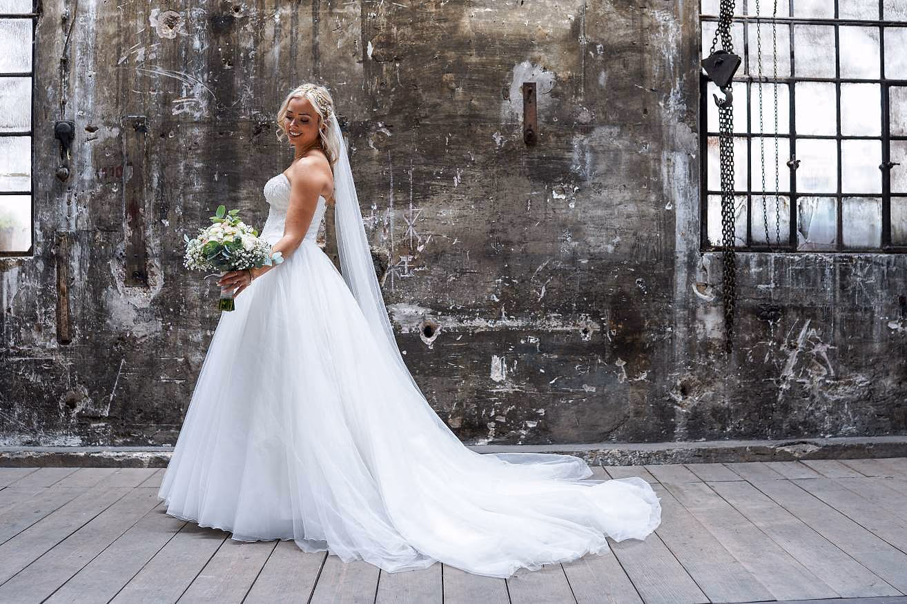 Hochzeit von Melanie und Julian in Motorworld Metzingen
