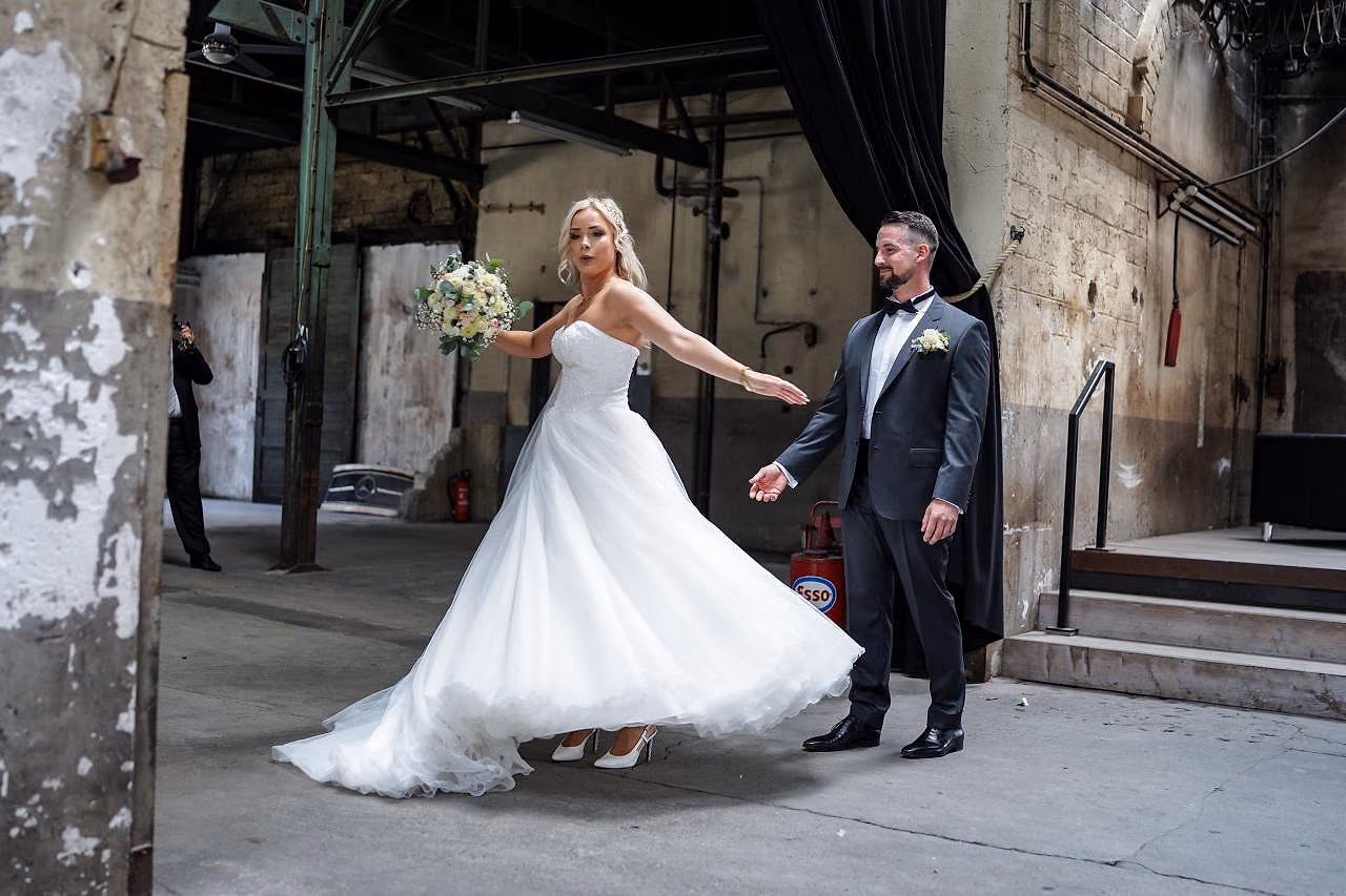 Hochzeit von Melanie und Julian in Motorworld Metzingen, Aufnahme 1