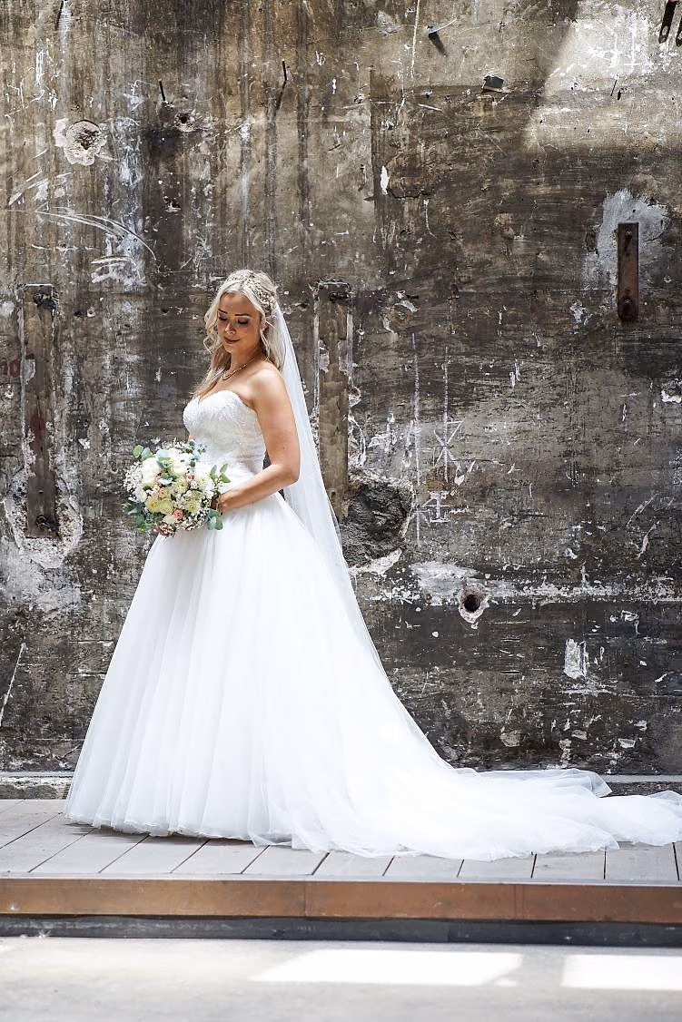Hochzeit von Melanie und Julian in Motorworld Metzingen, Aufnahme 9