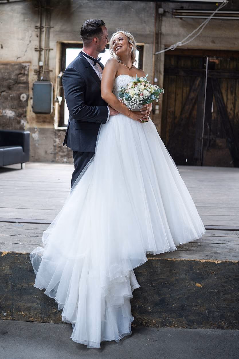 Hochzeit von Melanie und Julian in Motorworld Metzingen, Aufnahme 11
