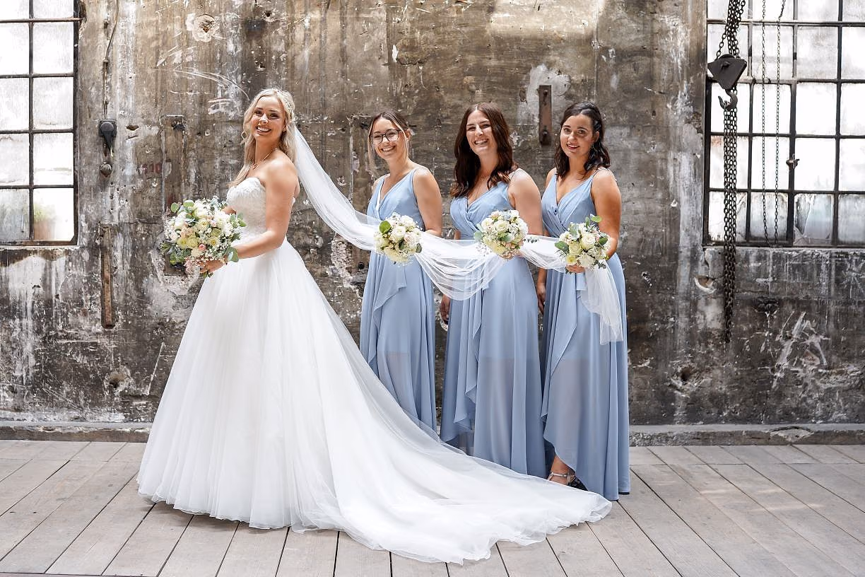 Hochzeit von Melanie und Julian in Motorworld Metzingen, Aufnahme 5