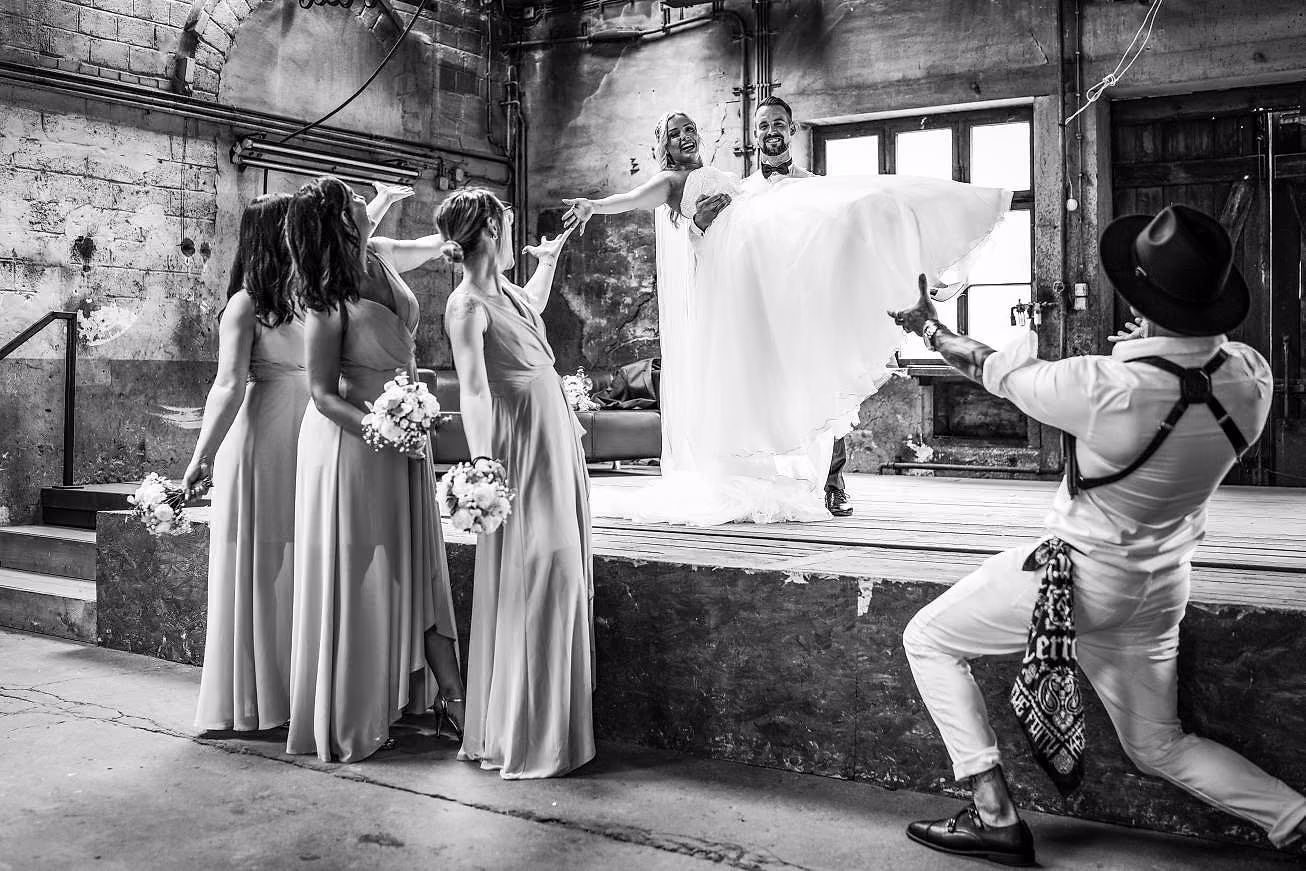 Hochzeit von Melanie und Julian in Motorworld Metzingen, Aufnahme 8