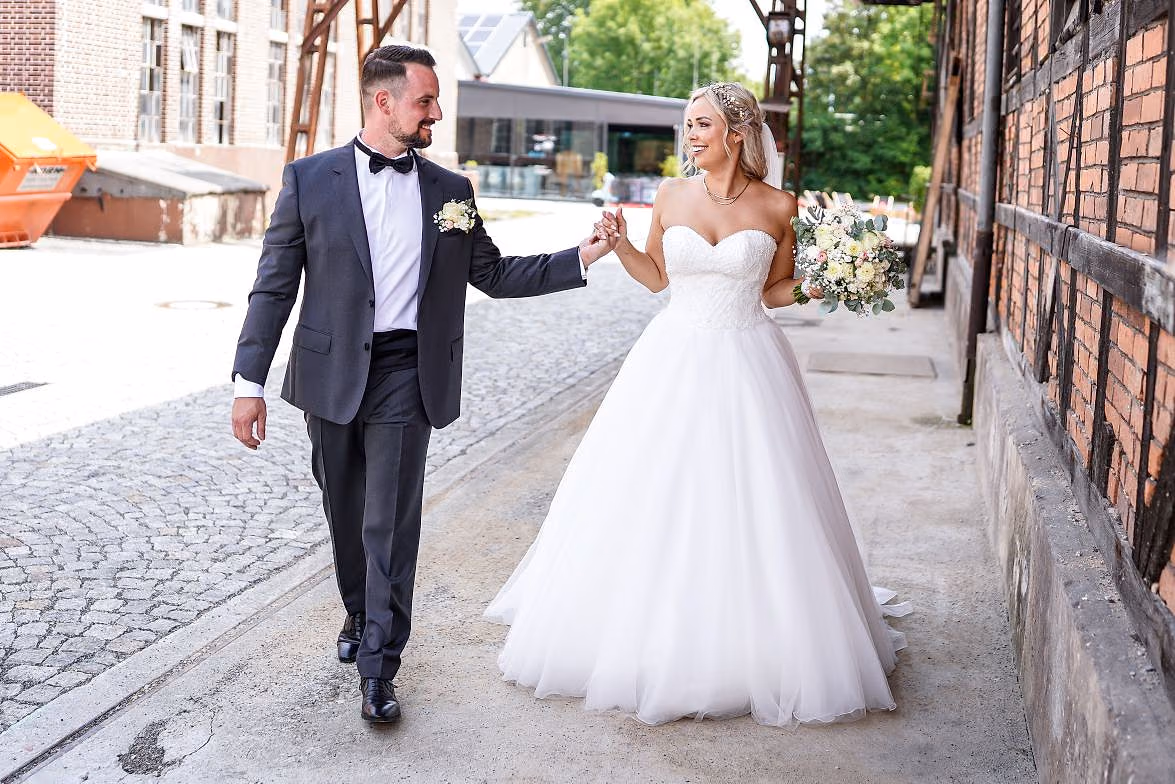 Hochzeit von Melanie und Julian in Motorworld Metzingen, Aufnahme 12